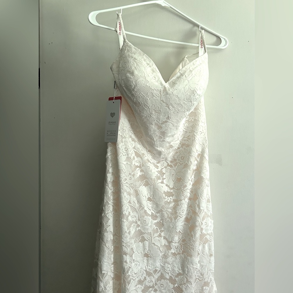 JJ’s House unworn wedding dress. Size 6.